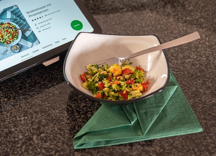 Brokkolisalat mit Pinienkernen