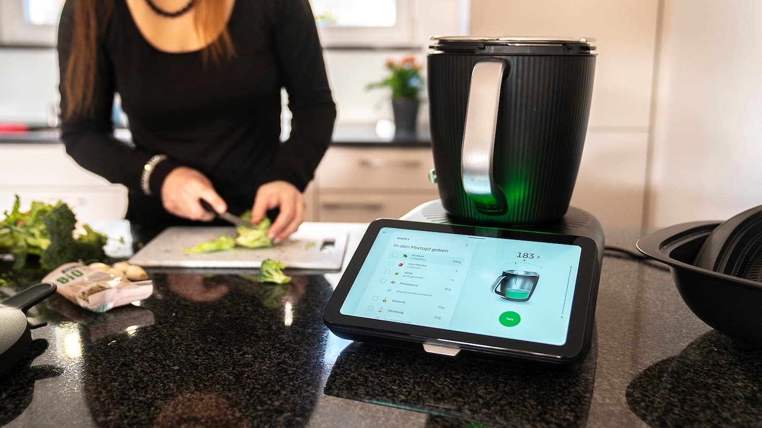 Larissa mit dem Thermomix TM7
