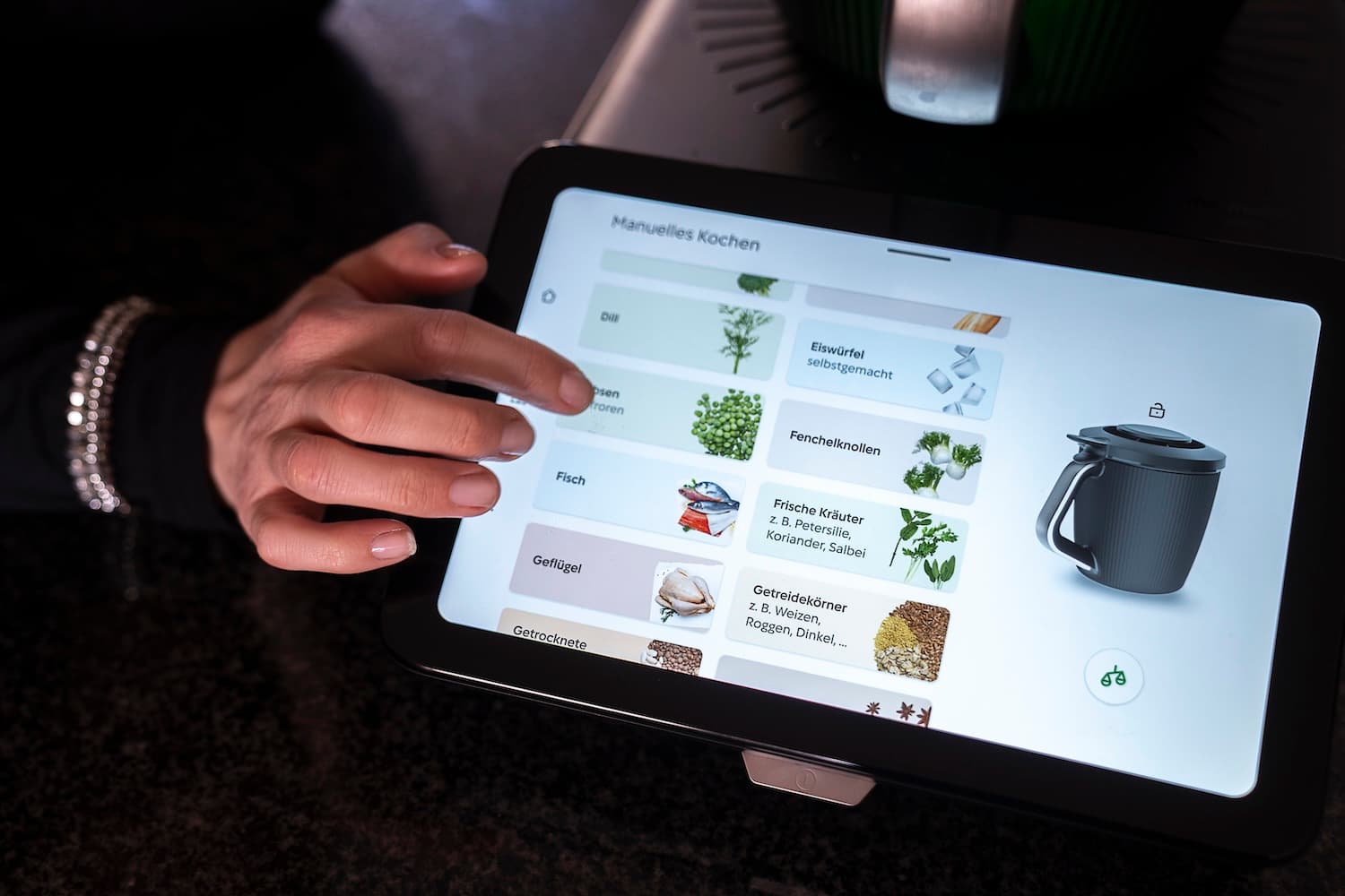 Larissa mit dem Thermomix TM7